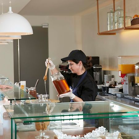 Electra Palace Rhodes إياليسوس المظهر الخارجي الصورة A bartender at work